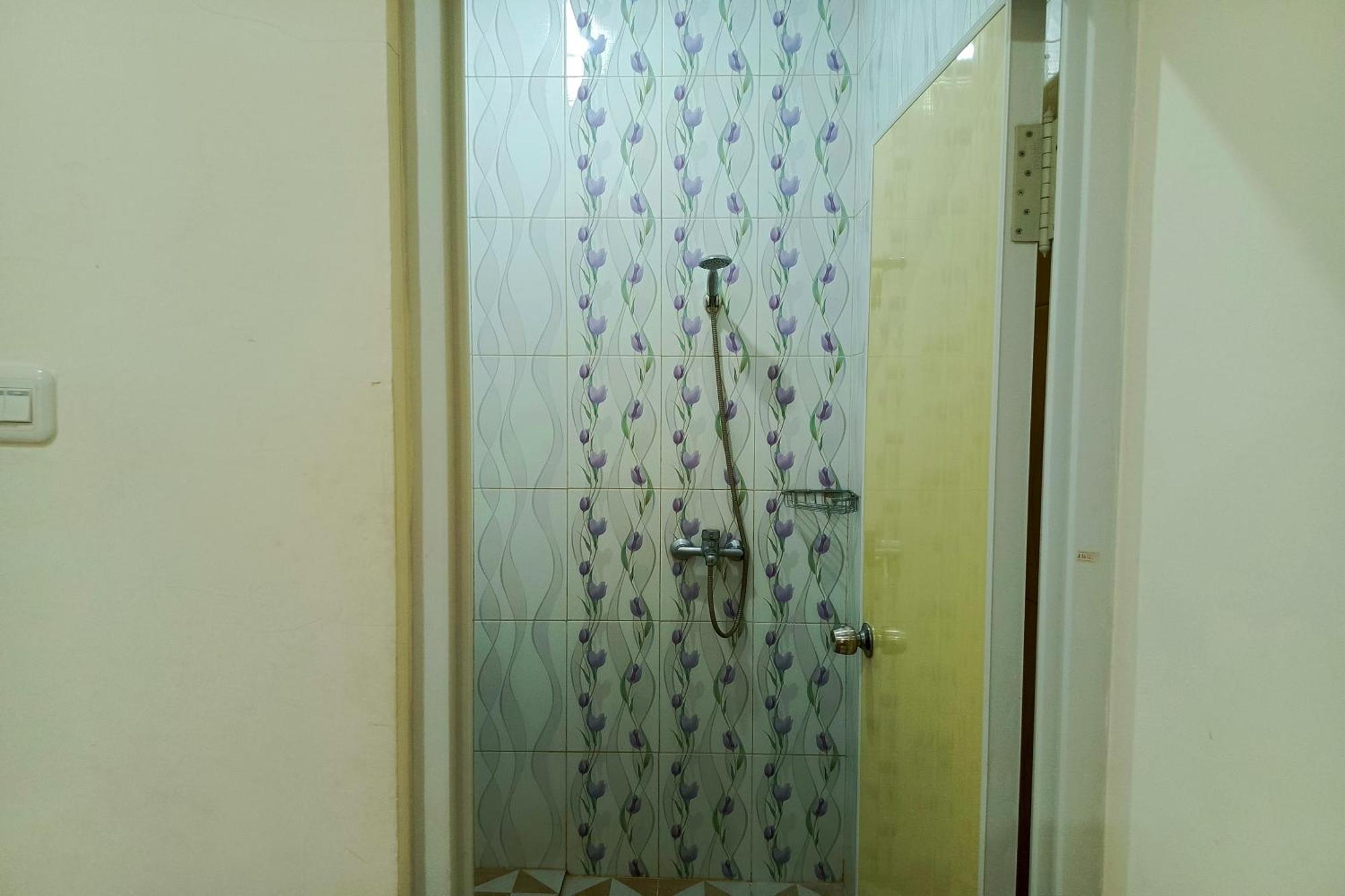 Adisa Homestay Malang Eksteriør billede