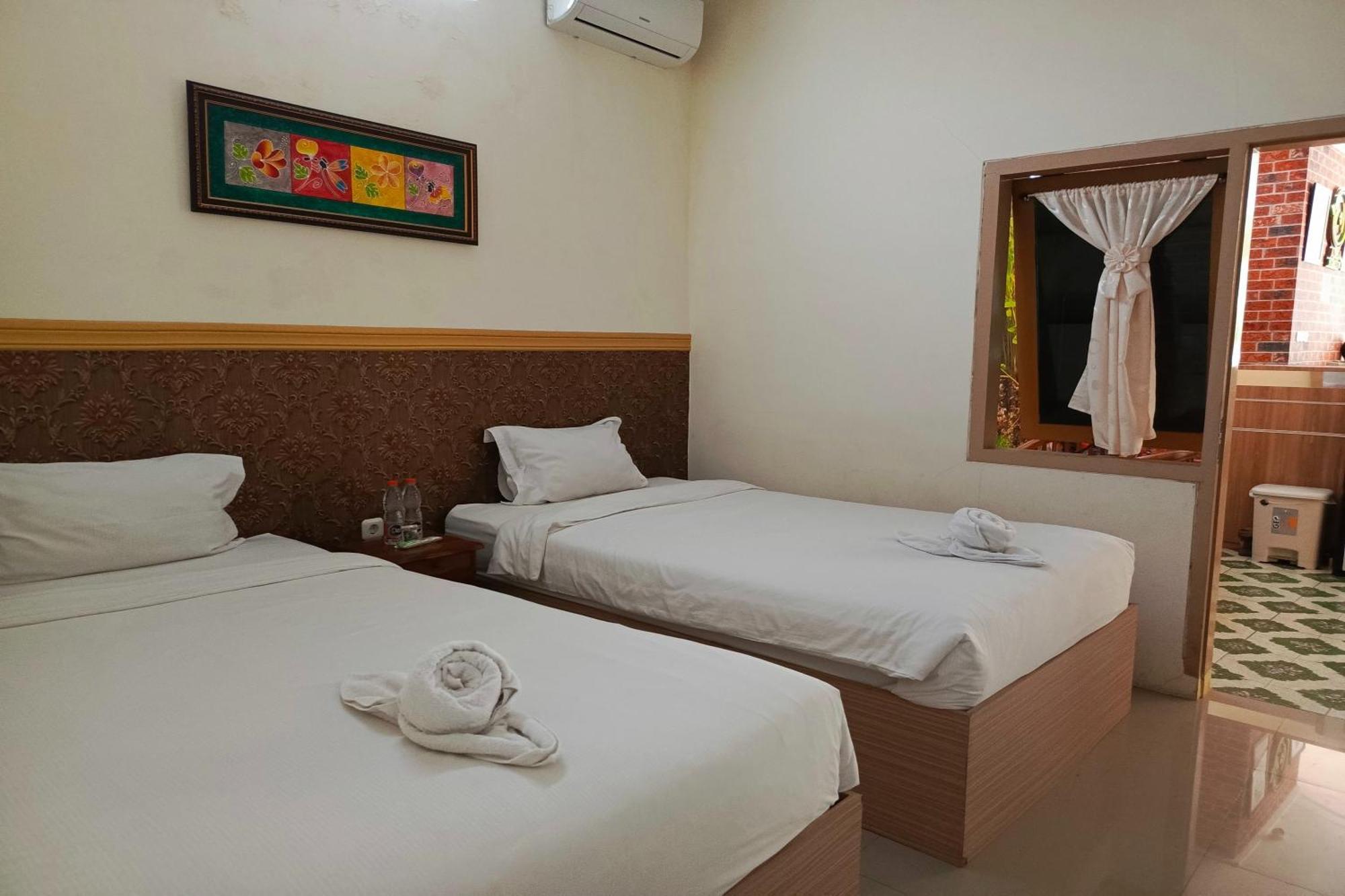 Adisa Homestay Malang Eksteriør billede