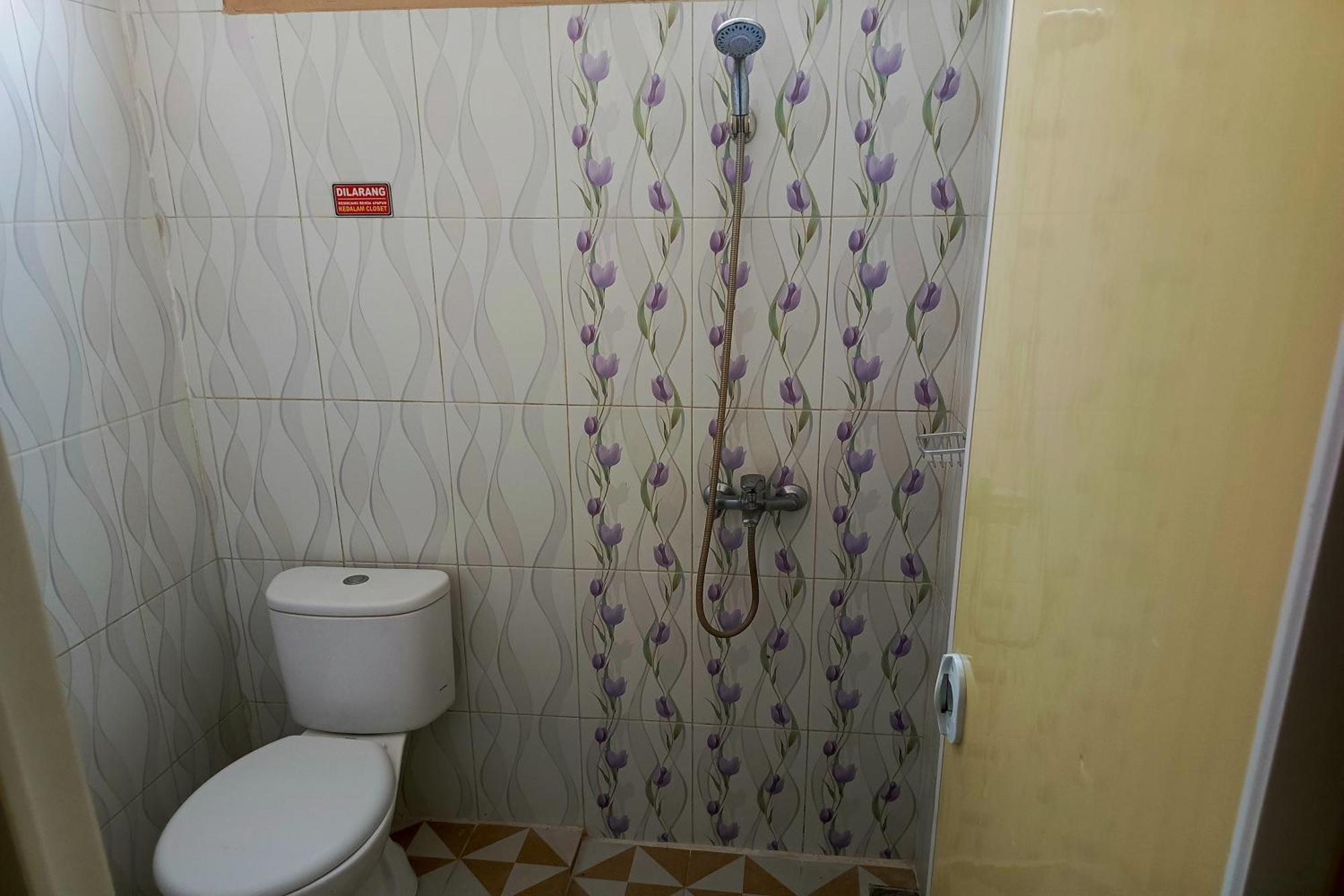 Adisa Homestay Malang Eksteriør billede