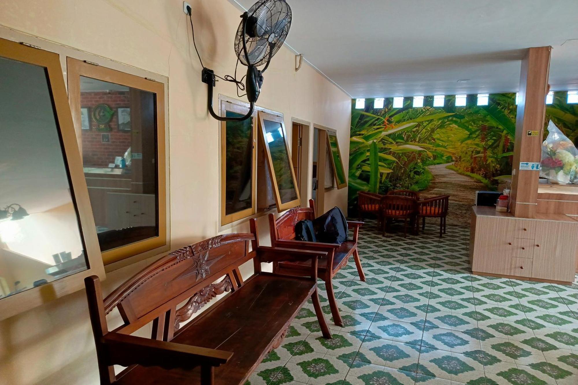 Adisa Homestay Malang Eksteriør billede