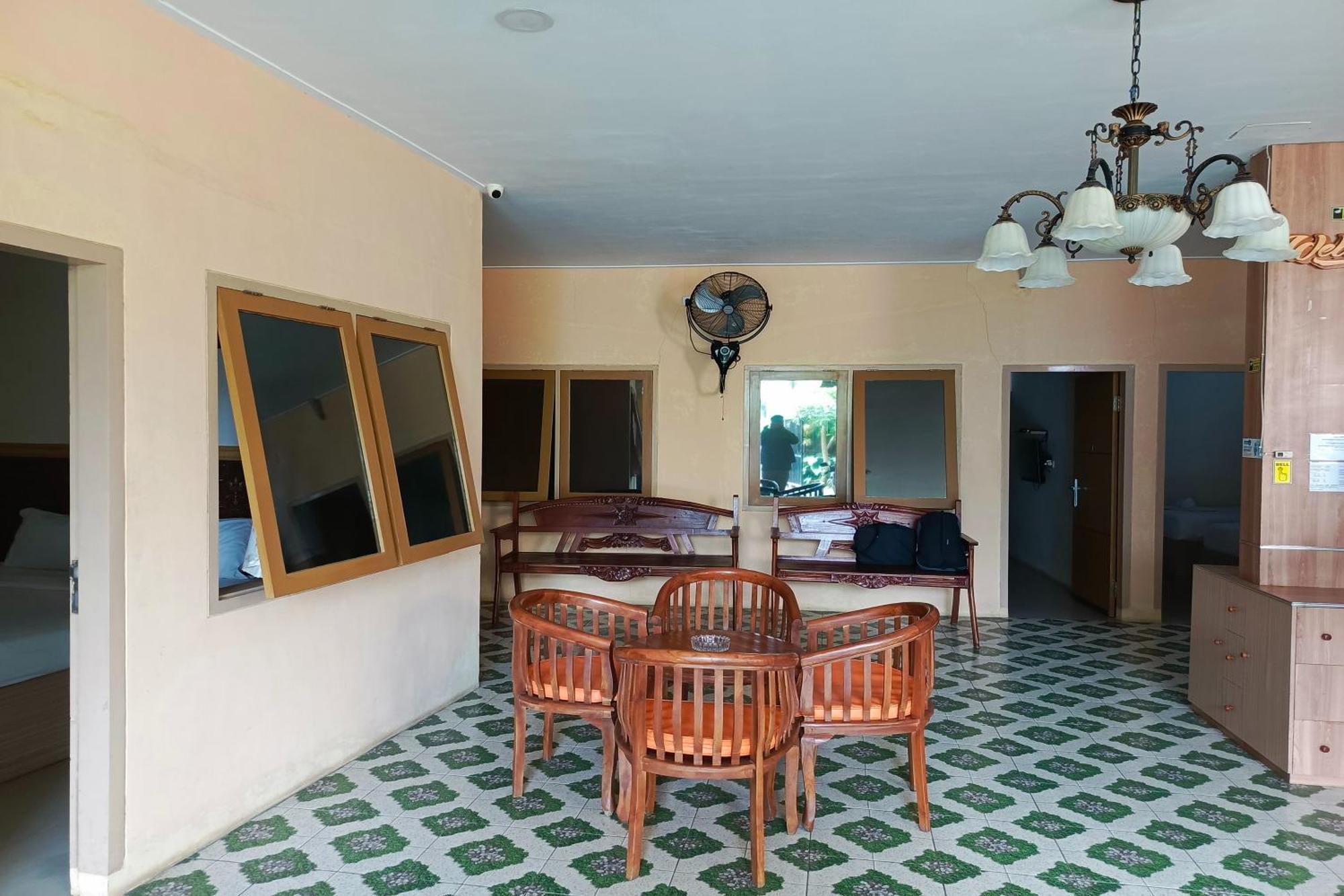 Adisa Homestay Malang Eksteriør billede